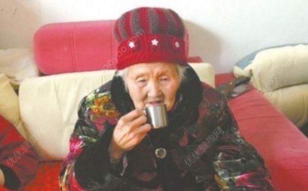 92歲老人每天喝八兩酒，老人喝酒對(duì)身體有什么好處？(1)