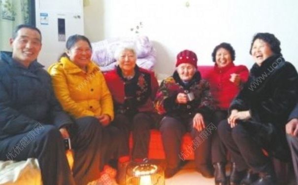 92歲老人每天喝八兩酒，老人喝酒對(duì)身體有什么好處？(2)