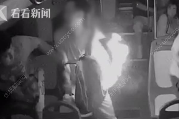 乘客胸前充電寶突然爆炸，火光四射瞬間點(diǎn)燃背包(2)