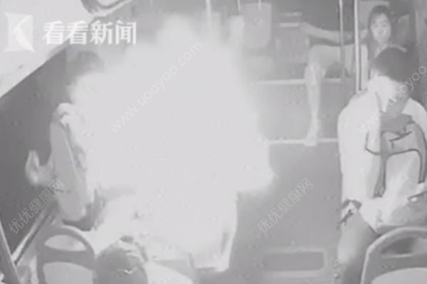 乘客胸前充電寶突然爆炸，火光四射瞬間點(diǎn)燃背包(3)