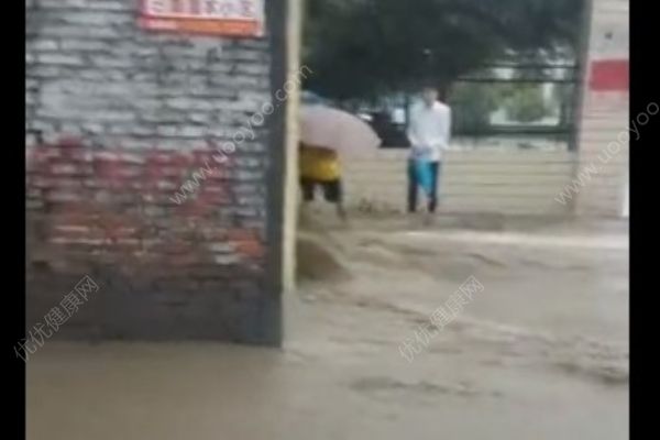 湖南兩名學生被水沖走，暴雨天氣要注意些什么？(2)