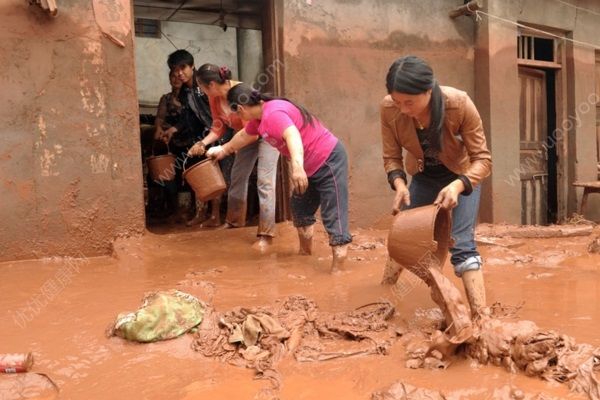 學(xué)生考試時(shí)洪水倒灌進(jìn)校園，老師合力抵校門擋洪水(4)