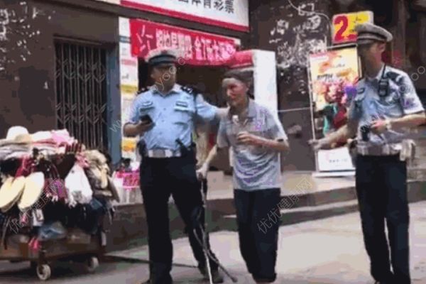 老人中暑摔倒，交警一路打扇護(hù)送回家(1)