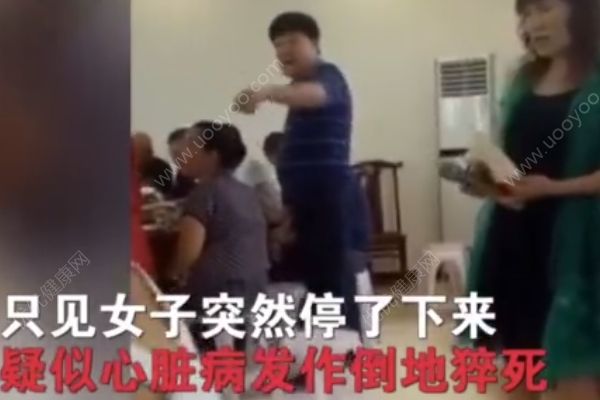 女子倒地猝死無人急救，同學(xué)錄像圍觀討論死狀(1)