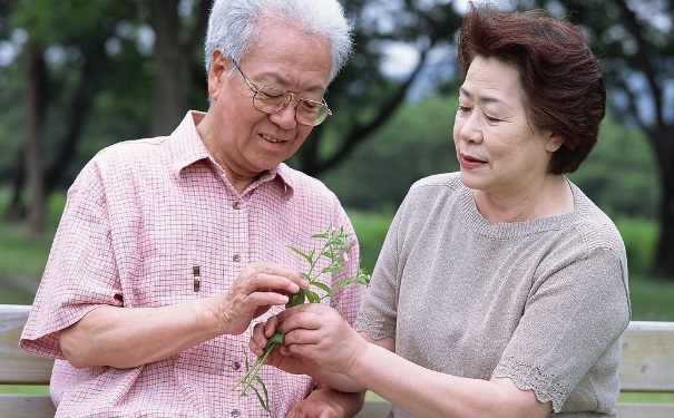 老人血糖高吃什么好？老人血糖高吃什么能降糖？(1)