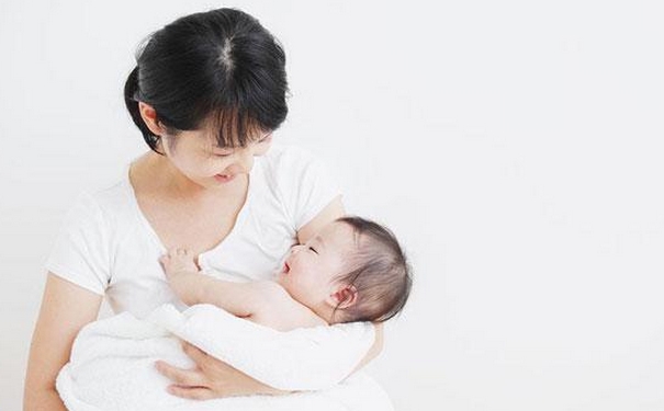 生完孩子多久才能洗澡？冬天坐月子洗澡要注意什么？(1)