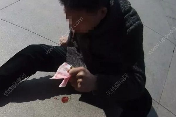 男子突發(fā)心臟病吐血，撒錢引人救助，心臟病如何護(hù)理好？(1)