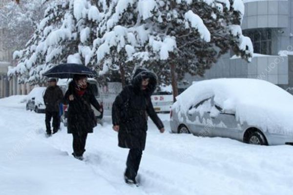 外賣小哥暴雪中一瘸一拐送餐！暴雪天氣需要注意什么？(3)