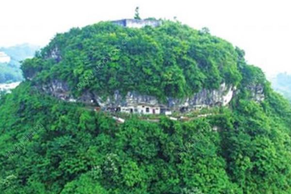 上山開荒意外發(fā)現(xiàn)世外桃源！這位老人成為現(xiàn)代版山頂洞人！(1)