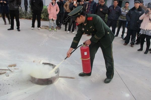 男子火鍋店用餐被滅火器噴暈，使用滅火器要注意什么？(5)