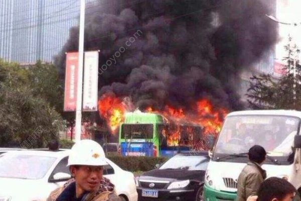 公交車起火自燃，乘客有序撤離幸無(wú)人員被困(2)