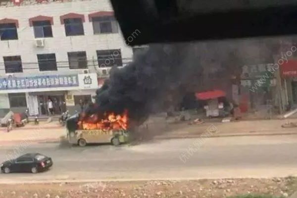 公交車起火自燃，乘客有序撤離幸無(wú)人員被困(4)