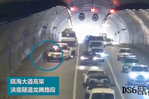 女子騎共享單車上高架！還把兒子放在車籃里！(1)