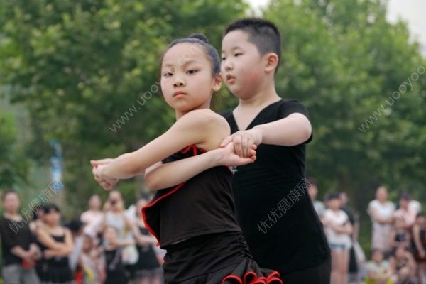 9歲女孩性早熟胸圍接近少女，與拉丁舞有關(guān)？(2)