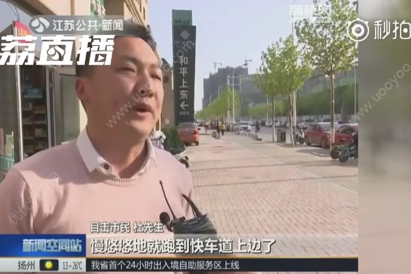 暖！2歲萌娃跑進(jìn)快車道，的哥沖下車一把將她抱起(2)