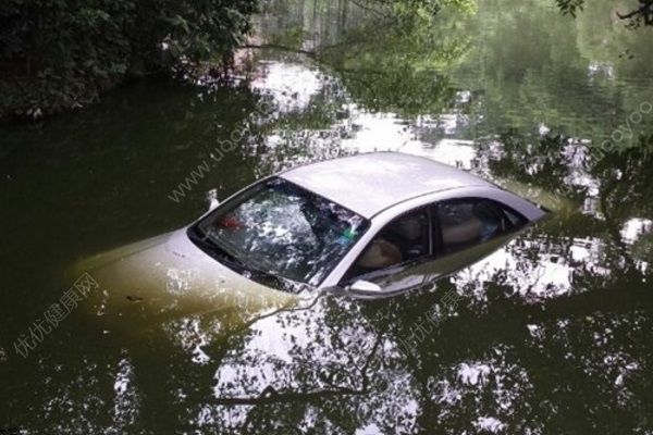 柳州轎車離奇墜河，司機(jī)逃出車外拒救助溺亡(4)