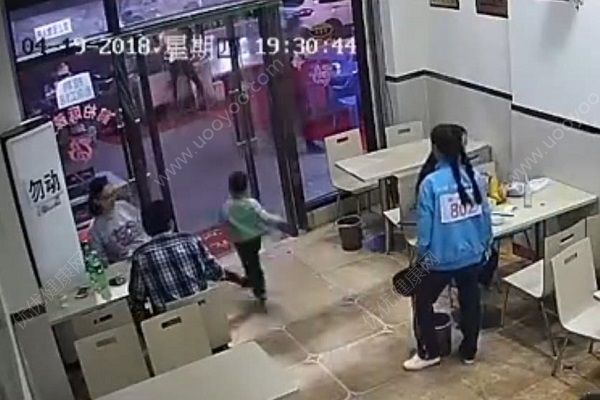 孕婦故意伸腳絆倒4歲男童，孩子患先天性心臟已住院(1)