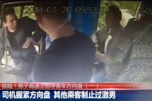 男子高速上搶奪客車方向盤！乘客一腳猛踹制止！(3)