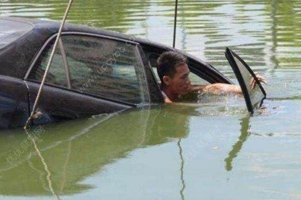 女司機(jī)駕車(chē)沖進(jìn)5米深河，派出所所長(zhǎng)二次潛水施救(3)