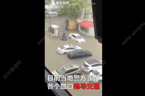 廈門因暴雨進(jìn)入“看海模式”，積水沒腰將人沖走(1)