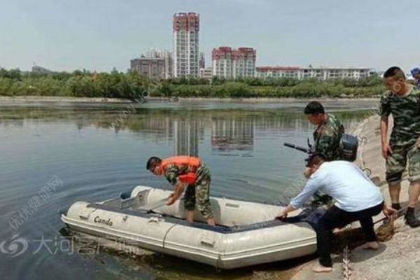 心痛！14歲少年撿貝殼做母親節(jié)禮物，跌入河中溺亡(3)