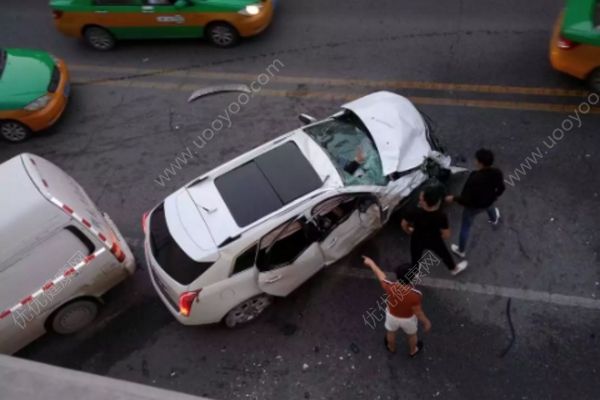 西安玉祥門發(fā)生車禍，因超車躲避障礙失控，超車要注意什么？(1)