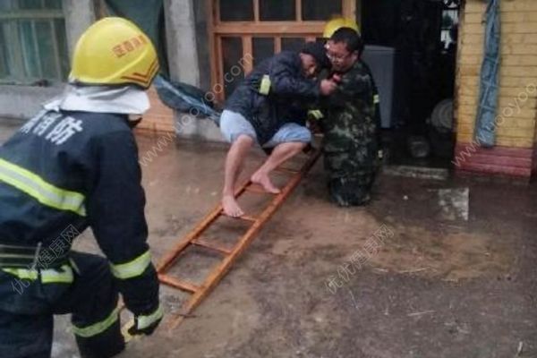 甘肅遭遇強(qiáng)對(duì)流天氣暴雨冰雹，已疏散群眾三百多人(2)