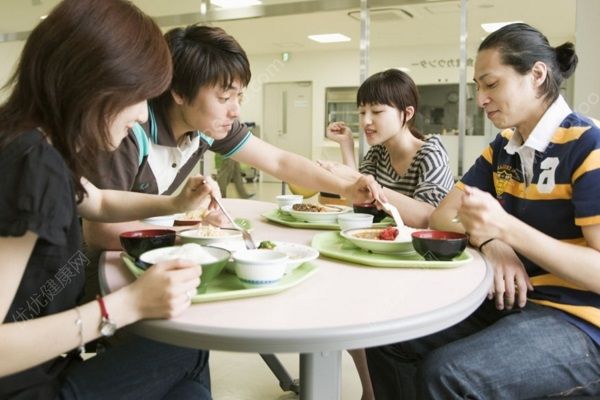 女子吃太快撐破食道險(xiǎn)沒命，發(fā)現(xiàn)時(shí)已重度貧血(4)