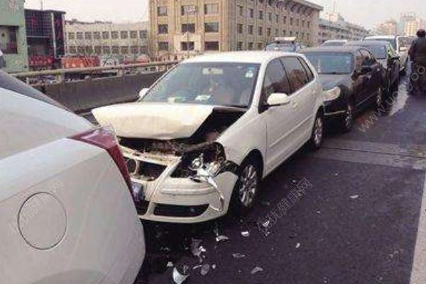 陳建州超跑遭追尾，汽車之間發(fā)生碰撞后如何處理(3)