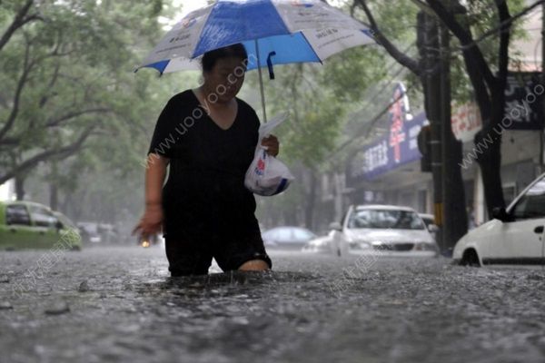 520最霸氣婚車，因暴雨積水用鏟車迎娶新娘(3)