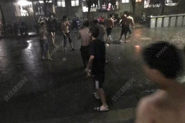 宜賓暴雨男同學雨中搓澡，用雨水洗澡有害嗎？(2)