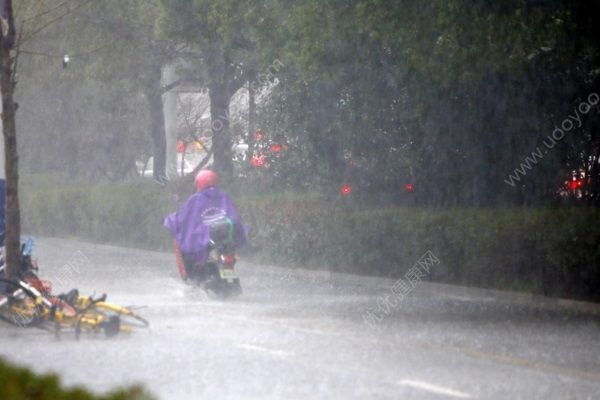 宜賓暴雨男同學雨中搓澡，用雨水洗澡有害嗎？(4)