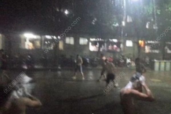 宜賓暴雨男同學雨中搓澡，用雨水洗澡有害嗎？(1)