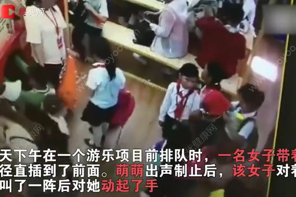 湖南9歲女孩阻止一對母子插隊，被男孩母親推搡腳踹(2)