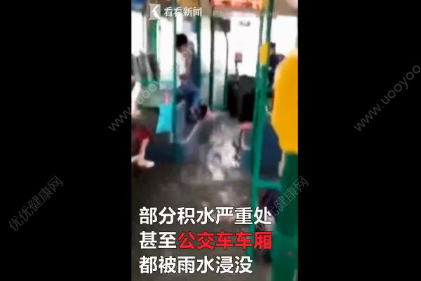 廈門因暴雨進(jìn)入“看海模式”，積水沒腰將人沖走(2)