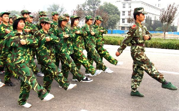 軍訓(xùn)能戴隱形眼鏡嗎？軍訓(xùn)戴隱形眼鏡可以嗎？(2)