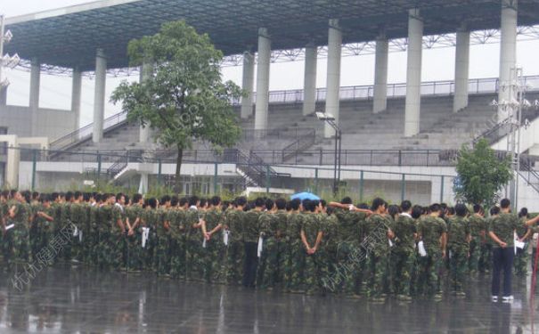 軍訓(xùn)下雨了怎么辦？軍訓(xùn)下雨還會(huì)訓(xùn)練嗎？(2)