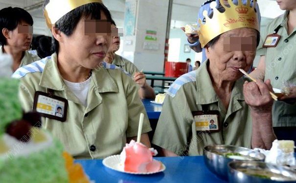 90歲犯人頭一回吃生日蛋糕：頭一回吃蛋糕，一定認(rèn)真改造(1)