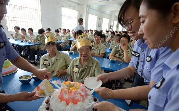 90歲犯人頭一回吃生日蛋糕：頭一回吃蛋糕，一定認(rèn)真改造(2)