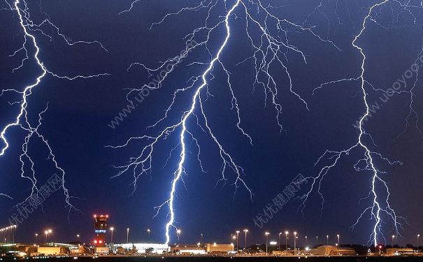 雷雨天氣飛機(jī)能起飛嗎？飛機(jī)遇到雷電怎么辦？(2)