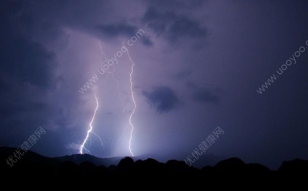 雷雨天氣能玩手機(jī)嗎？雷雨天氣能玩電腦嗎？(1)