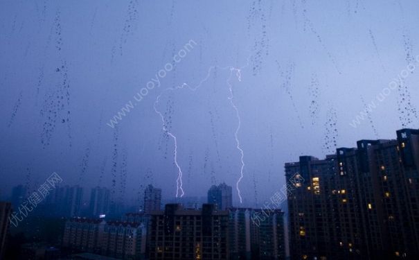 雷雨天氣能玩手機(jī)嗎？雷雨天氣能玩電腦嗎？(2)