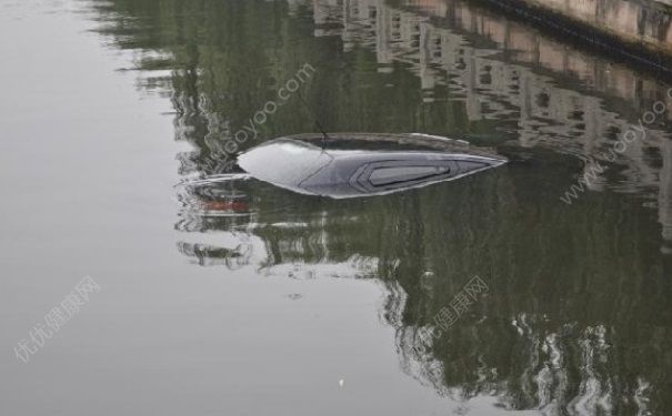 黑龍江直升機(jī)墜江起火 開車掉水里怎么自救？(2)