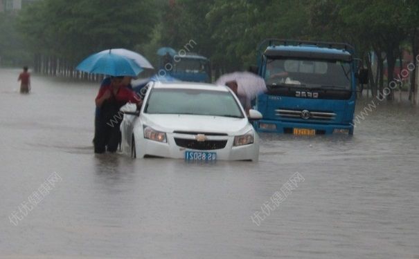 黑龍江直升機(jī)墜江起火 開車掉水里怎么自救？(5)