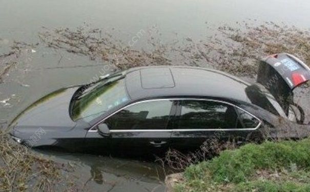 黑龍江直升機(jī)墜江起火 開車掉水里怎么自救？(7)