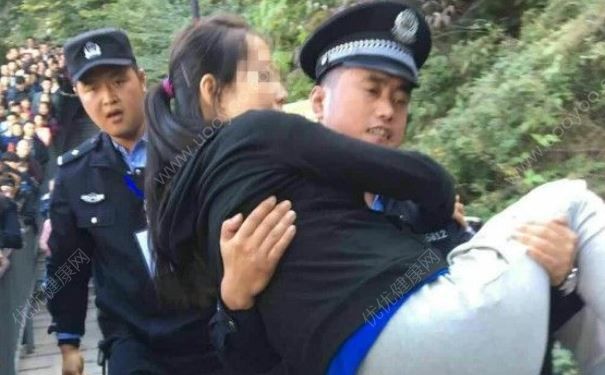 孕婦爬華山身體不適，民警接力抱下山就醫(yī)，孕婦不適合什么運(yùn)動(dòng)？(2)