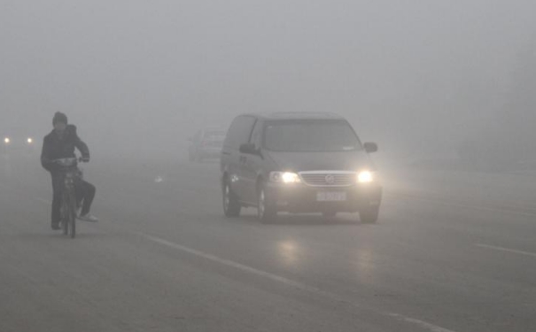 霧霾天開車應(yīng)注意什么？霧霾天開車健康防護(hù)不能忘？(1)