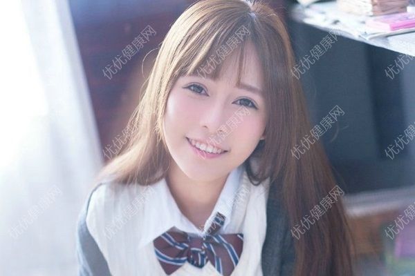 16歲掉頭發(fā)很厲害怎么回事？16歲女孩脫發(fā)嚴(yán)重怎么辦？(2)