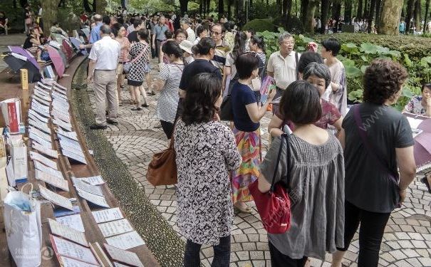 大媽相親角搶人大打出手，相親的時候怎么擺正心態(tài)？(1)