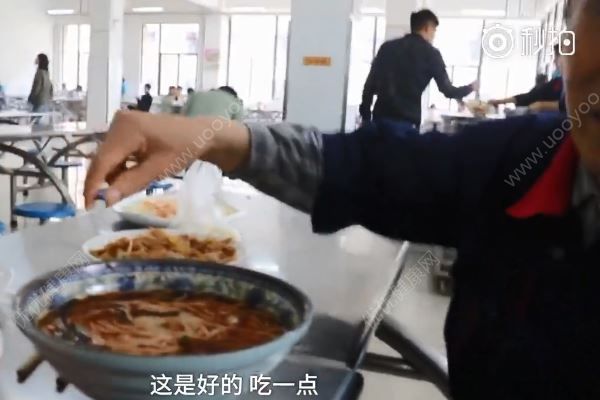 食堂大爺撿學(xué)生剩飯吃，看到糧食糟蹋心里不舒坦(4)